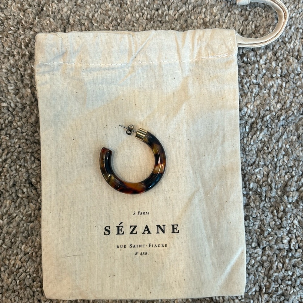 SINGLE Sezane tortoiseshell hoop earring